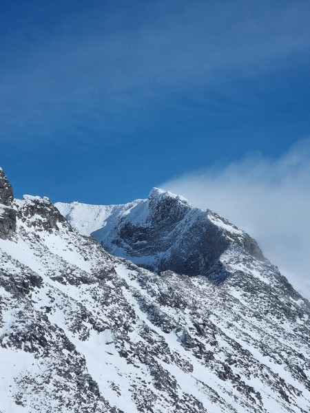 Sydvestryggen på Galdhøpiggen, og renna vi boota opp.