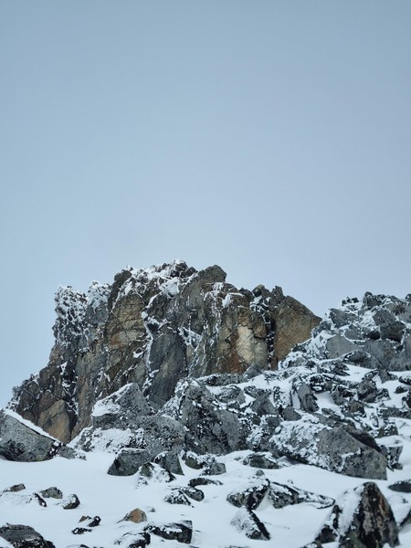 Klatreinnsteget på ruta opp til Galdhøpiggen. Overraskende snøfritt, med et lett lag fokksnø imellom steinene.