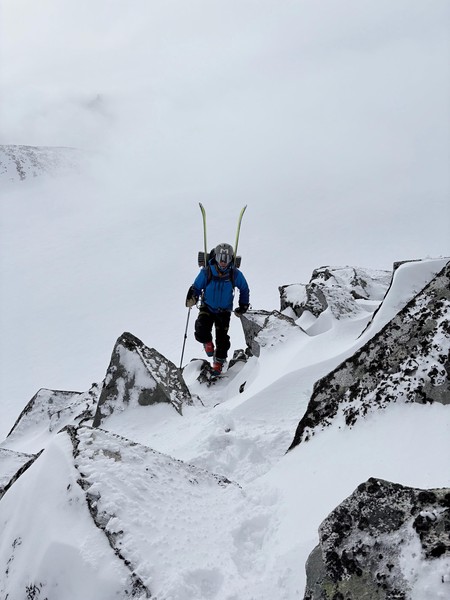 Meg på veg oppover mot innsteget på Galdhøpiggen. Overraskende mye snø.