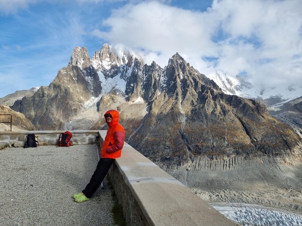 Simon slapper av etter innmarsj og stiger med upÄklagelig utsikt mot Aiguille Verte