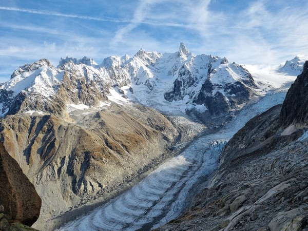 Dent Du Geant har allerede kommet i vinterdrakt. Vallee Blanche skimtes til hĂžyre.