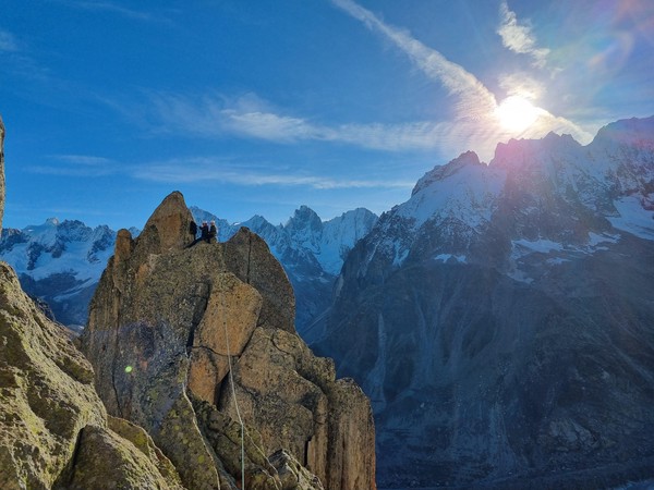 De glade fjasebukker pÄ en pinnakel bak hytta i nydelig hÞstvÊr.