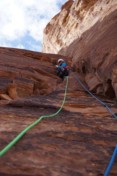 Vilde tester julegaven sin på Diedro Ida.