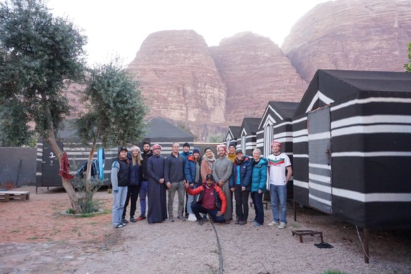 Hele gjengen samlet før avreise. Atayek, verten vår, i midten.