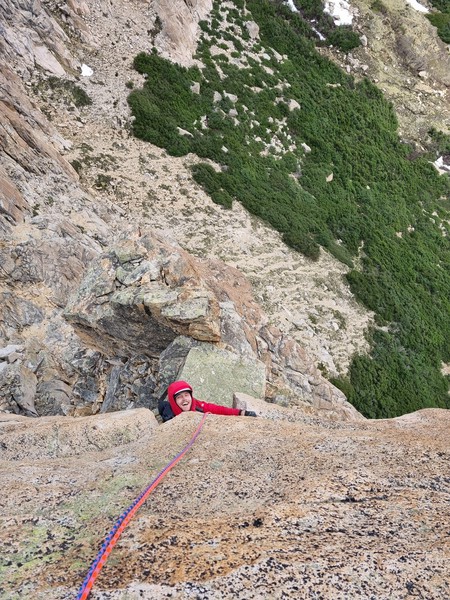 Godt humÞr pÄ Sondre i klatreveggen.