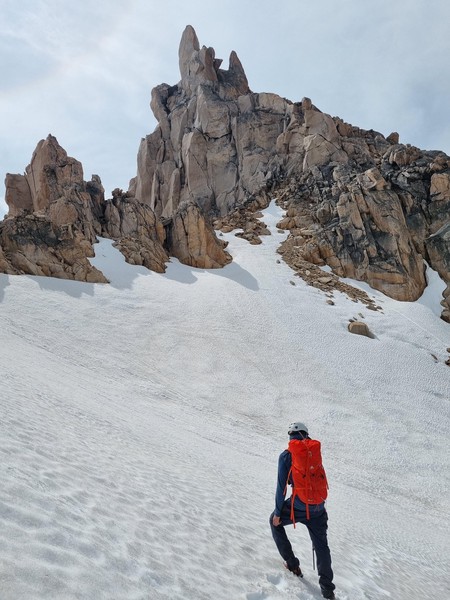 Sondre titter mot en nĂŠrliggende topp vi ikke rakk i denne omgang.
