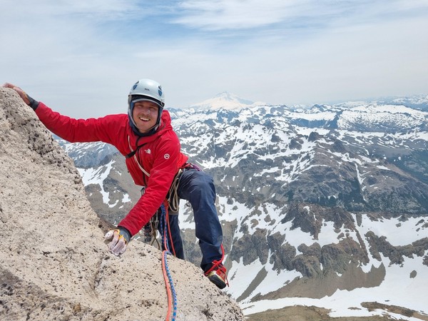 PĂ„ tross av tommelen er Sondre ustoppelig - han kan klatre!