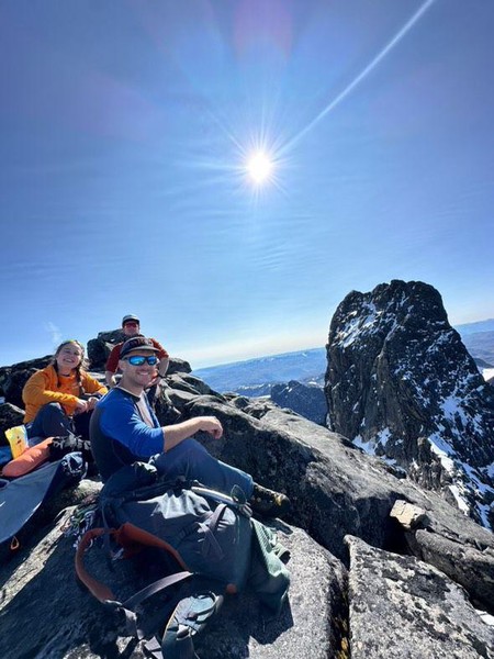 Taulaget tar seg en lekker pause og suger opp solen før vi skal ned på den kalde nordsida.